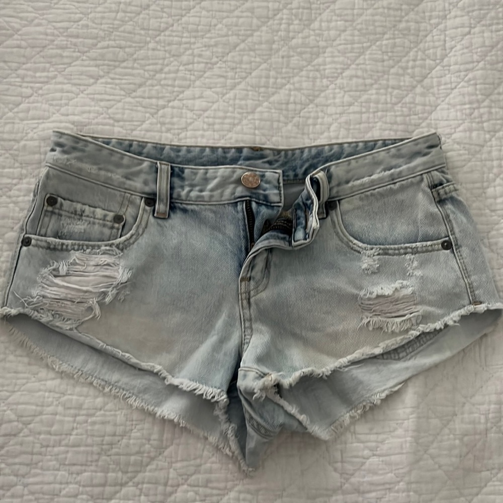BDG distressed light wash shorts, size 26 W, low rise